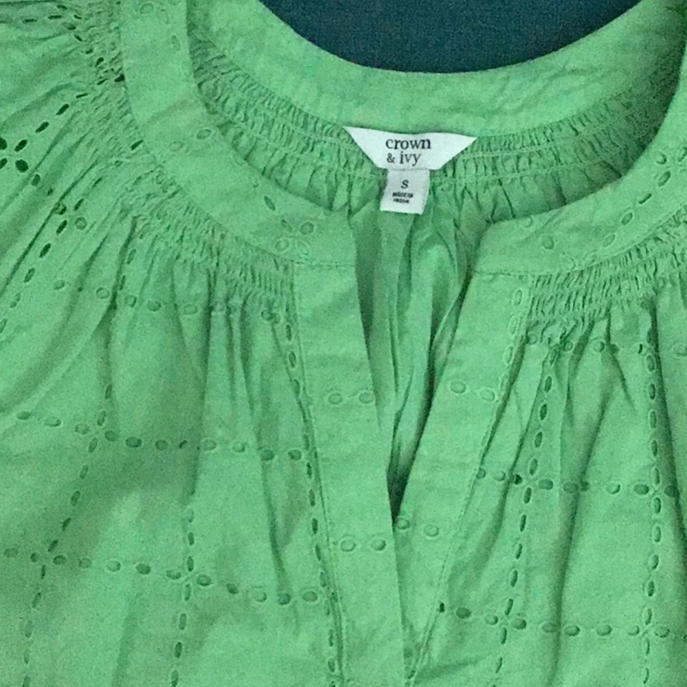 Crown & Ivy top. Size small. Summery green.